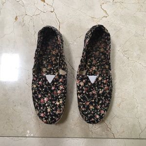 FORAL SLIP-ON SHOES (SIZE 7)